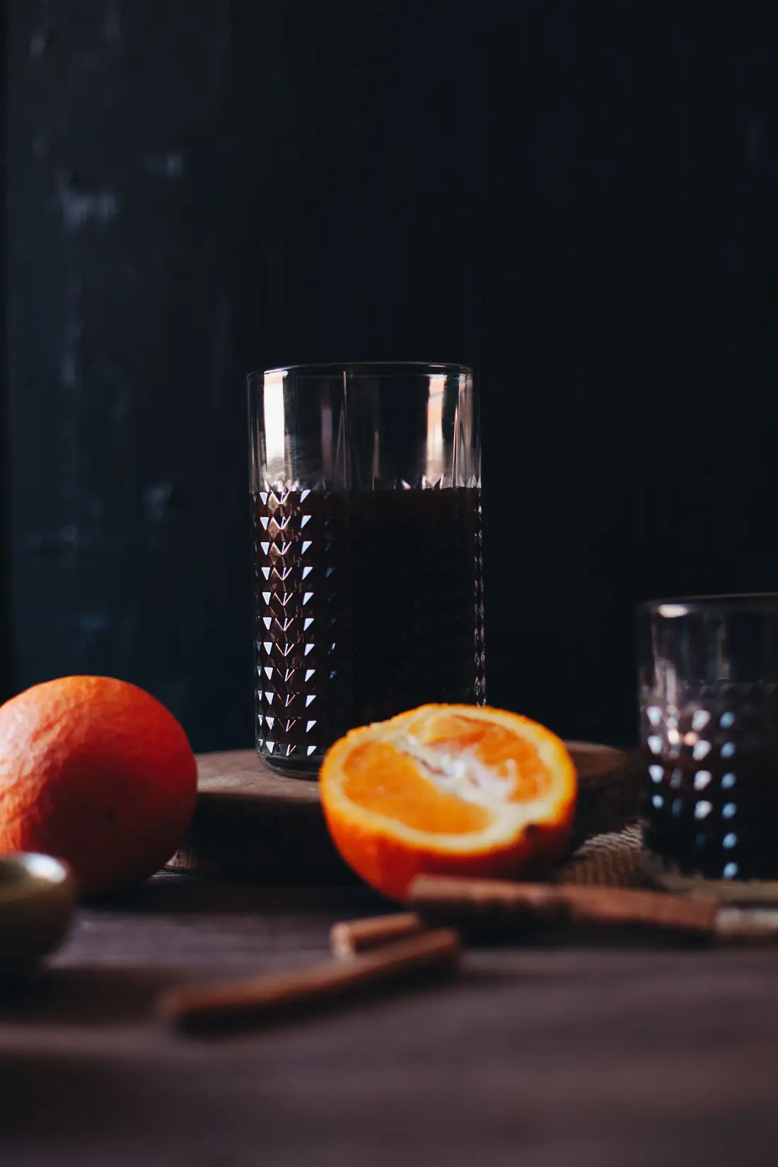 Café y naranja en una composición oscura